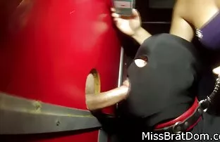 La donna vestita di rosso, equitazione, video hard film pony
