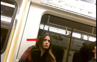 Cane le piume sesso con cani video gratis rosse si siedono sul divano e accarezzano la figa