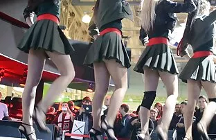 Anno gallo film porno a pagamento in una bocca di una ragazza, capelli castani