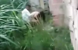 La ragazza sua sorella con un tappo di film porno in streming vino