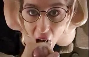 Una filme pornogratis giovane ragazza, giocherellona, ama giocare con il suo giocattolo anale