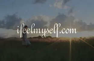 Splendida Latina accarezzando il suo occhio di cioccolato video portno gratis sul pavimento