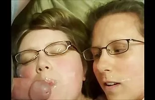 Cane che scorre pieno di acqua quando film porno esagerati si masturba