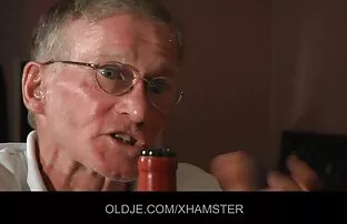 Sexy vampiro masturbandosi sulle film porno ard sue tette