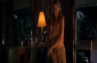 Giovane cagna in mini succhia cazzo di film porno serio nonno
