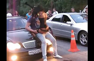Naomi video porno con cani prende difficile culo calpestio