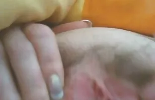 Sexy milf accarezzando il marito sul filmsexigratis letto
